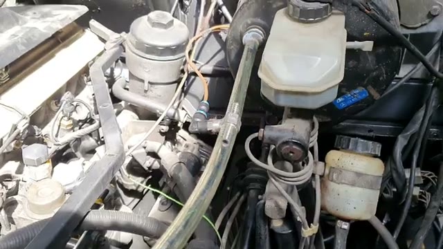 Brandstofpomp en rembekrachtiger in de motorruimte